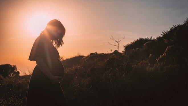 É importante que a mulher aprenda a respeitar o próprio processo e o tempo que será necessário para assimilar a notícia da gravidez