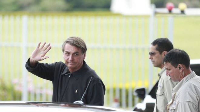 Presidente Jair Bolsonaro cumprimenta populares na entrada do Palácio da Alvorada na manhã desse sábado (18). Foto: José Cruz/Agência Brasil