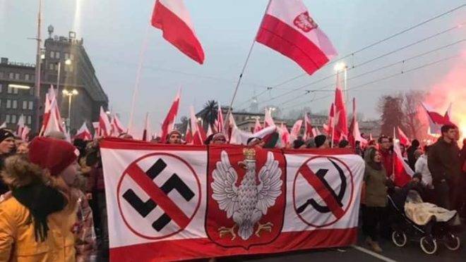 Na Polônia, país assolado tanto pelo nazismo quanto pelo comunismo, manifestantes marcham contra as duas ideologias totalitárias.
