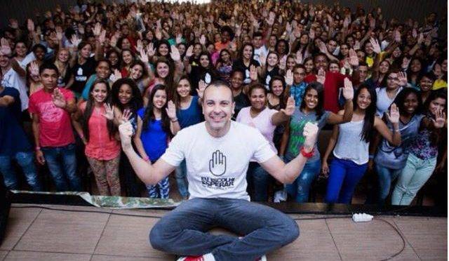 Nelson Ferreira Neto Júnior com grupo de jovens cristãos