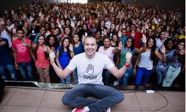 Conheça o criador do movimento que orienta jovens a adiarem o início da vida sexual Nelson Ferreira Neto Júnior com grupo de jovens cristãos