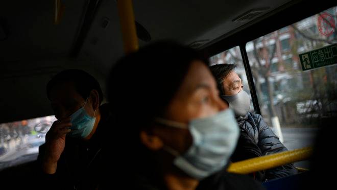 Passageiros no transporte coletivo de Pequim, China.