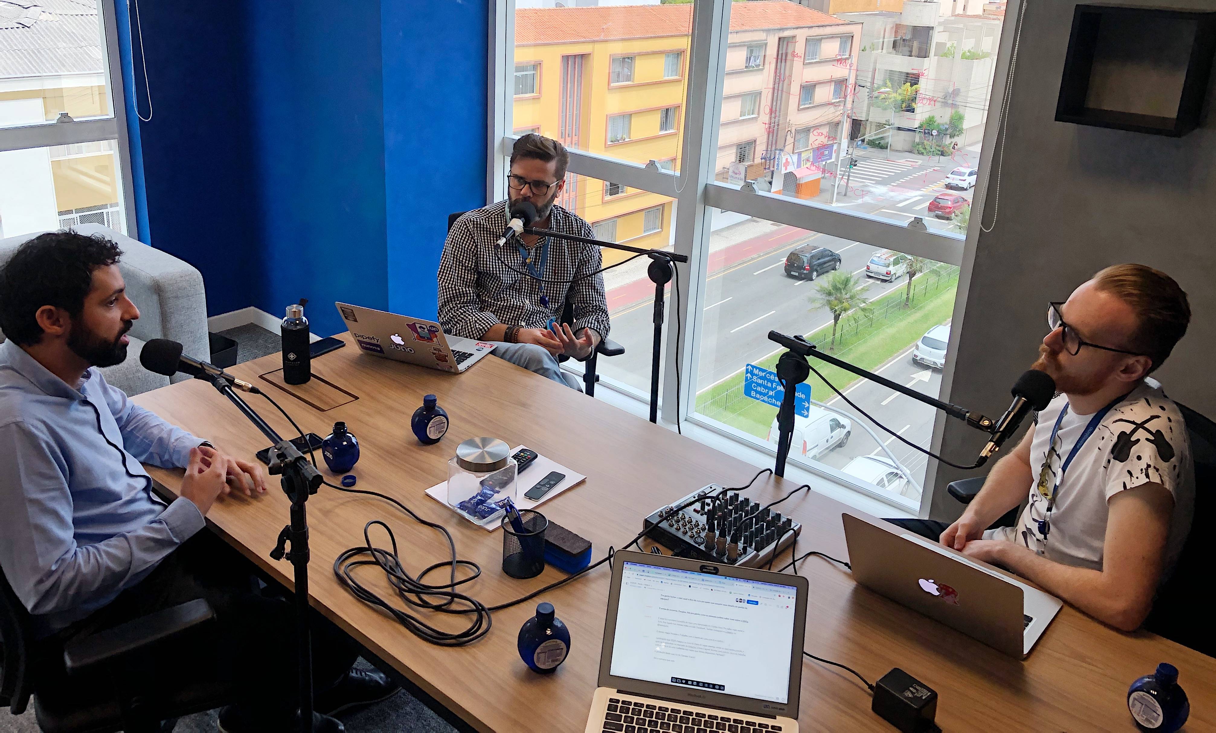 Na imagem temos o Fabio Saporiti, gestor de marketing, o nosso host e product owner Gabriel Falk e o convidado Douglas Prata, gerente de marketing e vendas da GhFly