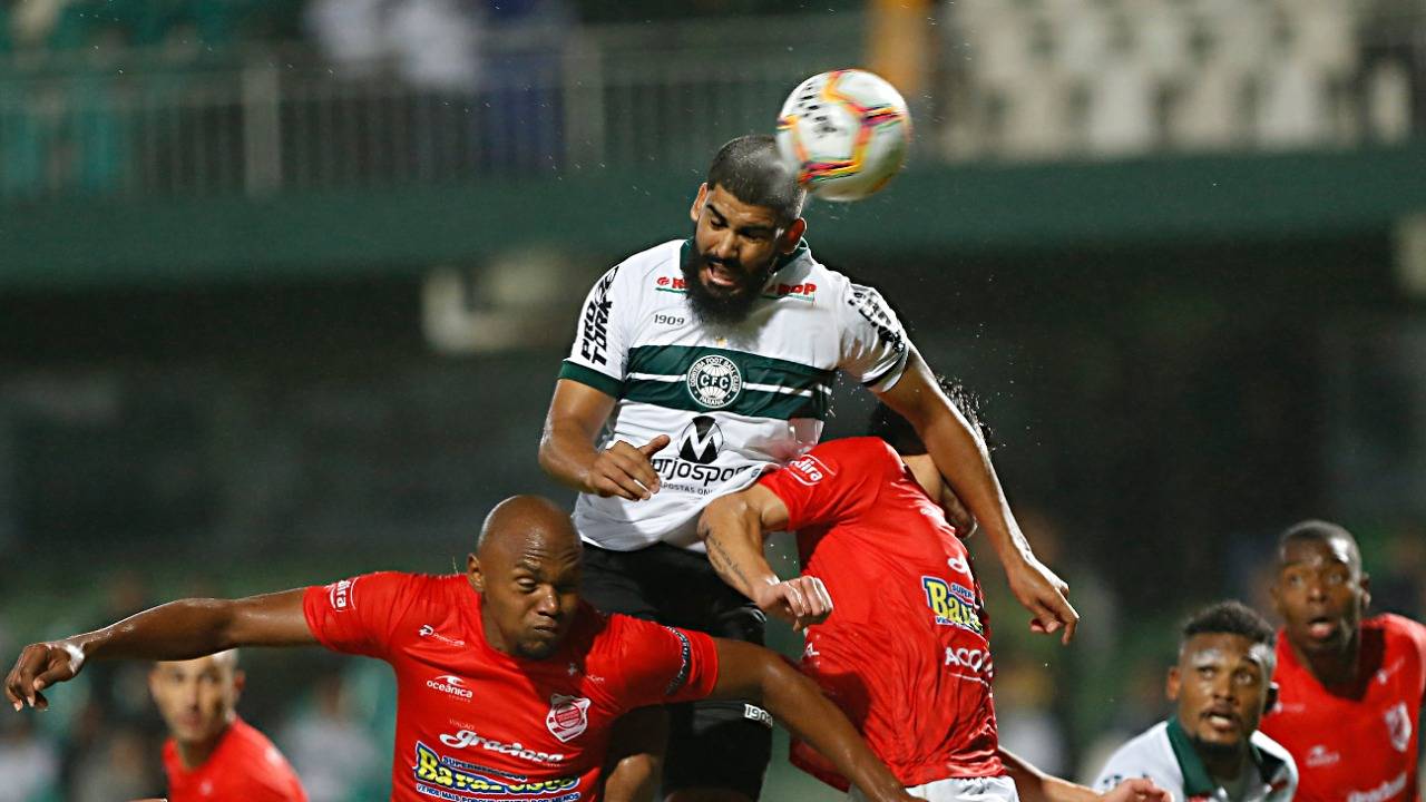 Rodolfo fez o gol de empate do Coritiba de cabeça.