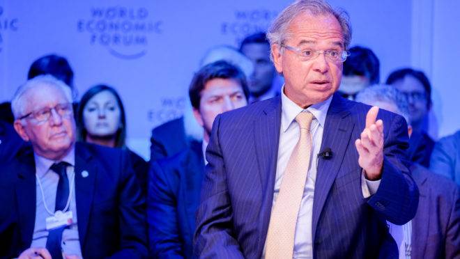 O ministro Paulo Guedes durante painel no Fórum Econômico Mundial, em Davos: “imposto do pecado”, em estudo, foi descartado por Bolsonaro.