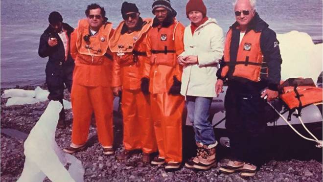 Grupo pioneiro de pesquisa do Brasil na Antártica em 1985. Da esquerda para a direita: Prof. Dr. Rubens Rosa, Prof. Dr. Metry Bacila, Prof. Dr. Edson Rodrigues, Profa. Dra. Edith Fanta, Prof. Dr. Pedro Lucchiari.