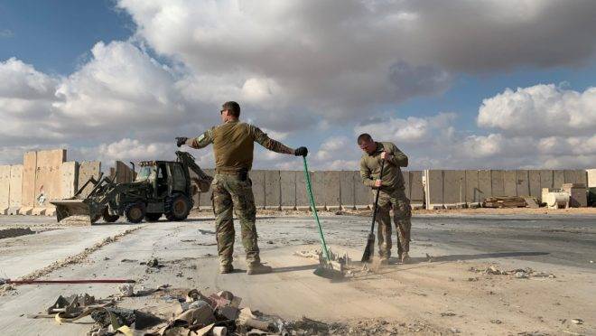 Soldados americanos limpam destroços na base militar de Ain al-Asad, Iraque. 34 soldados dos EUA sofreram concussão ou lesão cerebral no recente ataque do Irã à base