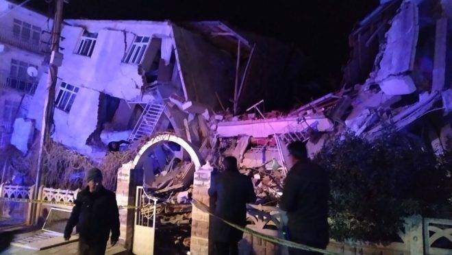 Equipes de resgate e da polícia da Turquia vistoriam o local onde um prédio desabou no terremoto que atingiu Elazig, Turquia, em 24 de janeiro de 2020