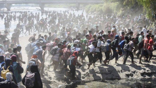 Caravana de migrantes da América Central, a maioria de Honduras, atravessa o Rio Suchiate, na fronteira entre Guatemala e México, 20 de janeiro de 2020