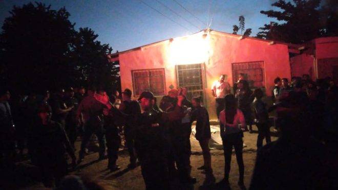 Moradoras de Cagua, no estado venezuelano de Aragua, aguardam informações após incêndio em canavial que matou 11 jovens