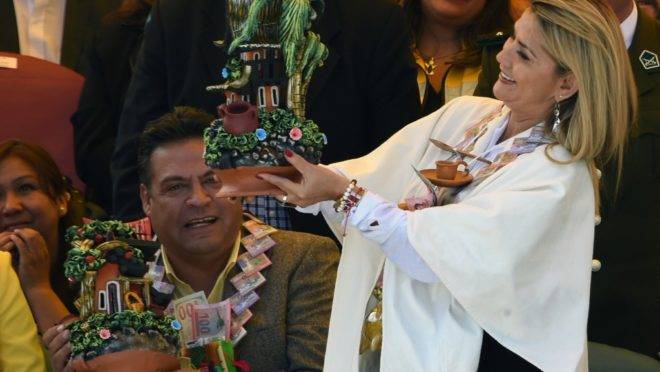 A presidente interina da Bolívia, Jeanina Áñez, em festividade indígena em La Paz, 24 de janeiro. Ela anunciou sua candidatura à presidência