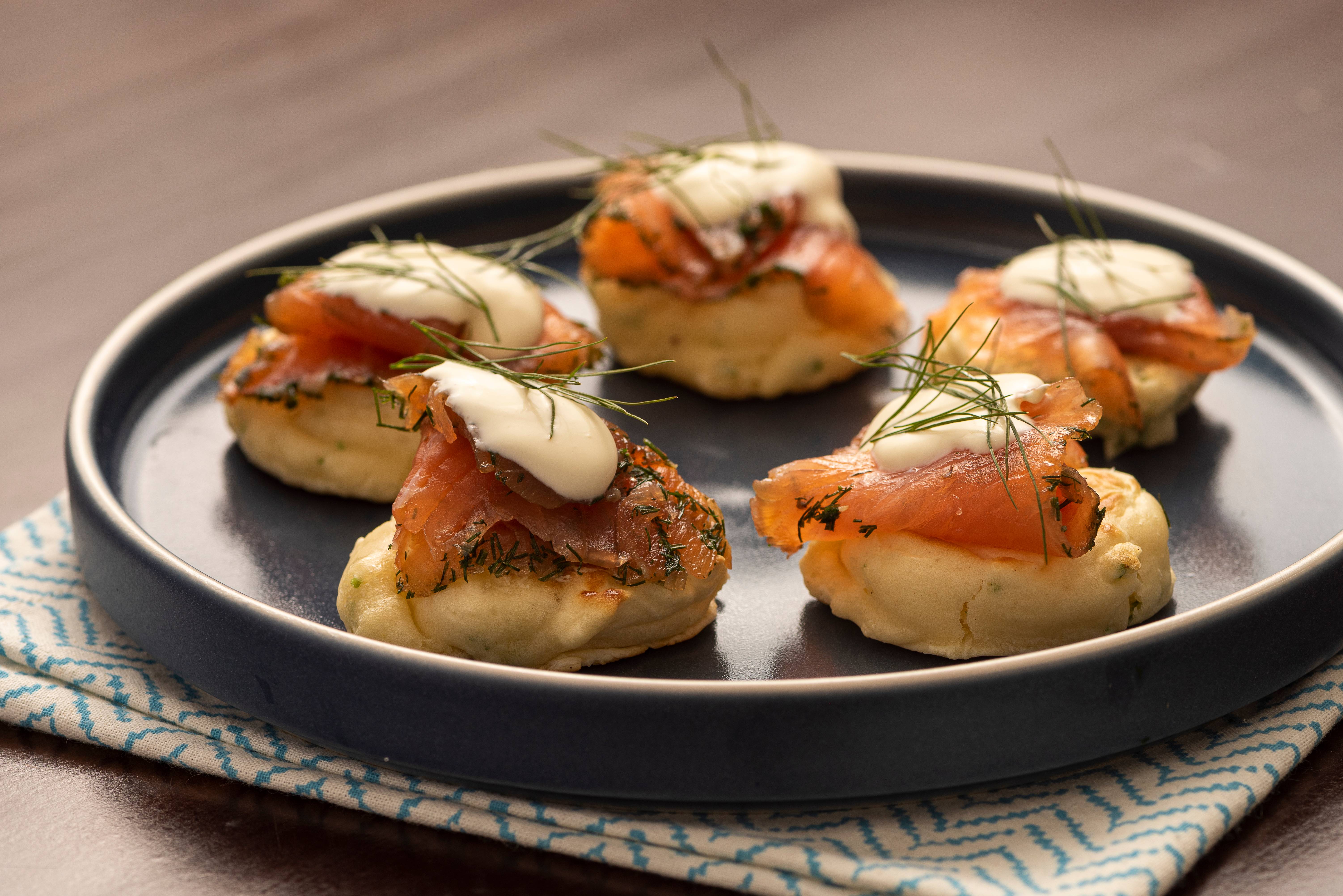 Blinis com gravlax e creme azedo, tudo feito em casa. A mais tradicional combinação para o salmão curado. Blinis com gravlax e creme azedo, tudo feito em casa. A mais tradicional combinação para o salmão curado.