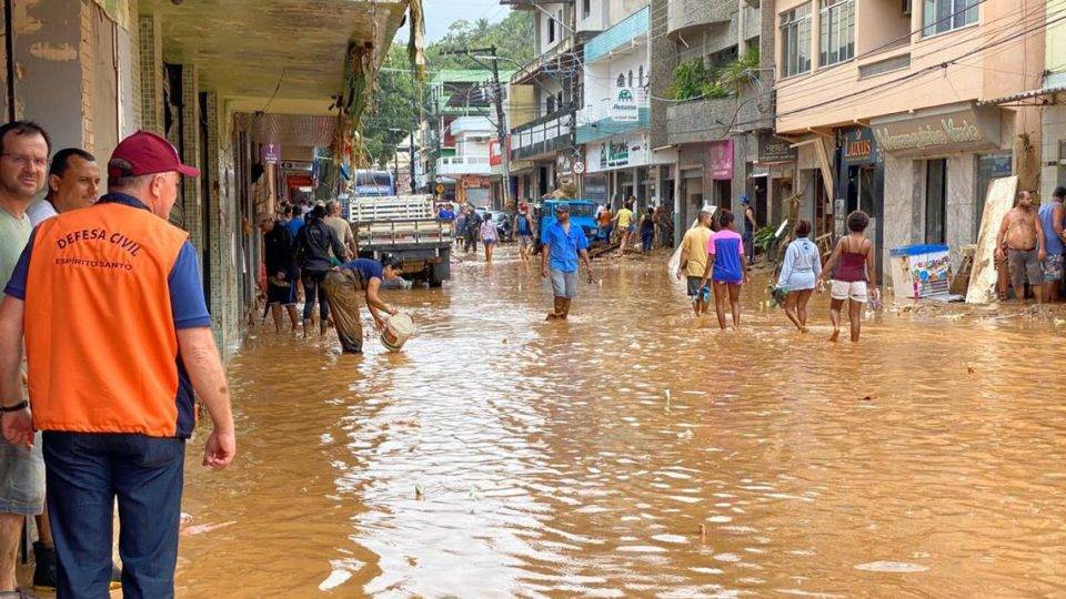 Minas tem 47 cidades em estado de emergência; corpo de criança é encontrado Chuvas fizeram municípios decretarem situação de emergência no Espírito Santo e em Minas Gerais.