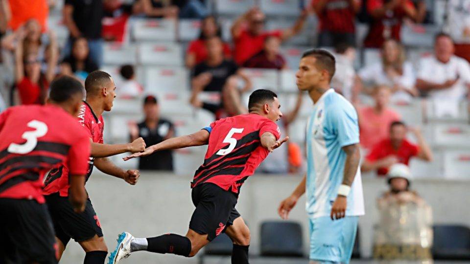 Léo Gomes comemora primeiro gol do Furacão.