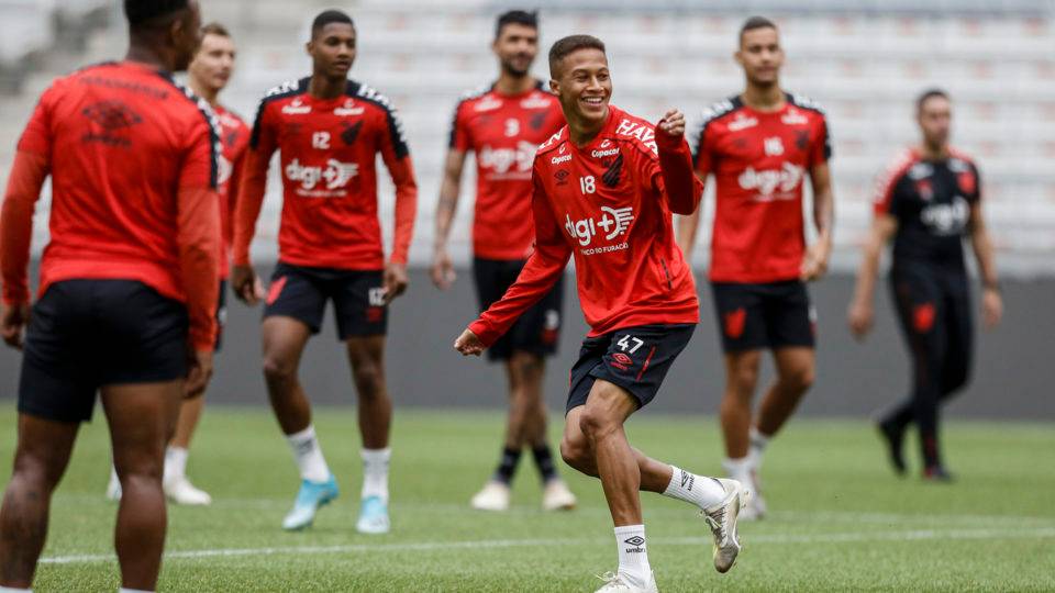 Técnico do aspirantes do Athletico admite que Bissoli, Erick e Vitinho podem jogar o Estadual Vitinho está entre os nomes que podem sair do time principal para disputar o Estadual.