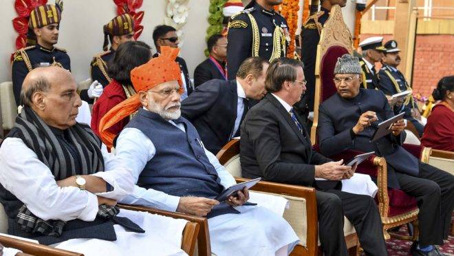 Da esquerda para a direita, o ministro da Defesa da Índia, Rajnath Singh; o primeiro-ministro indiano, Narendra Modi; o presidente Jair Bolsonaro; e o presidente da Índia, Ram Nath Kovind, assistem ao desfile do Dia da República em Nova Délhi.