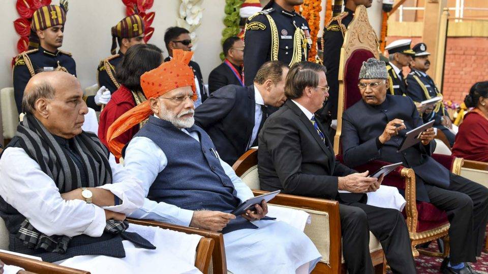 Na Índia, Bolsonaro assiste a desfile do Dia da República Da esquerda para a direita, o ministro da Defesa da Índia, Rajnath Singh; o primeiro-ministro indiano, Narendra Modi; o presidente Jair Bolsonaro; e o presidente da Índia, Ram Nath Kovind, assistem ao desfile do Dia da República em Nova Délhi.
