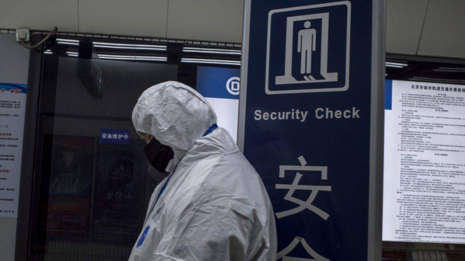 Coronavírus já matou 56 na China e há casos em outros 12 países Agentes com roupas protetoras estão monitorando passageiros em estações de metrô de Pequim, em tentativa de conter a disseminação do coronavírus.