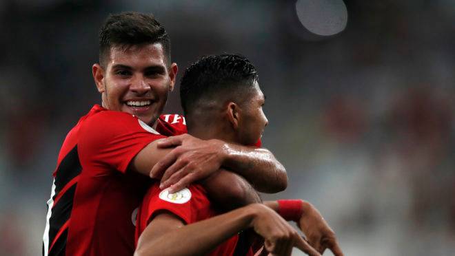Bruno Guimarães (atrás de Rony) foi a maior venda da história do Furacão.