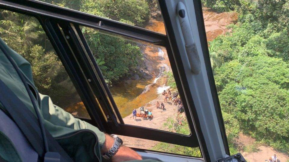 Mulher cai da cachoeira Salto dos Macacos, no litoral, e é resgatada pela PM Policiais militares usam helicóptero para resgatar mulher que despencou do Salto dos Macacos, em Morretes.
