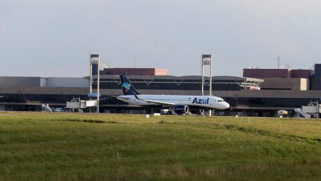 Aeronave da Azul no aeroporto Afonso Pena, em São José dos Pinhais (PR)
