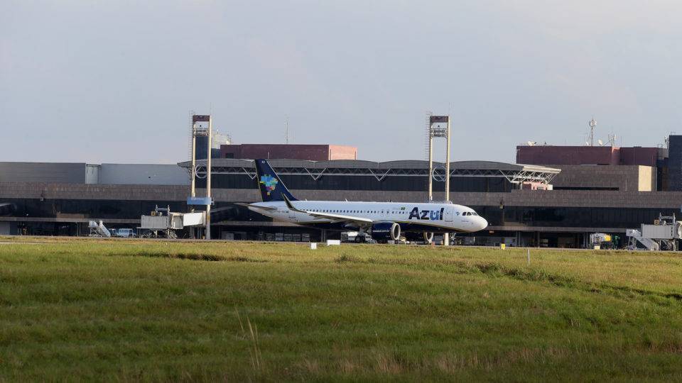 Afonso Pena e três outros aeroportos do Paraná vão a leilão na quarta-feira Aeronave da Azul no aeroporto Afonso Pena, em São José dos Pinhais (PR)