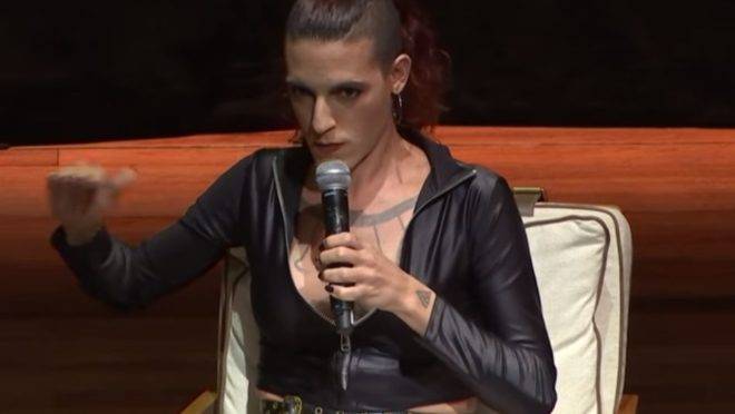 Amanda Palha (nome social de Vitor Zaparoli Borgheresi), em evento em outubro de 2019.