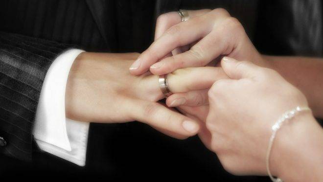 Além de fazer bem para o bolso, o casamento tradicional é bom para as crianças.