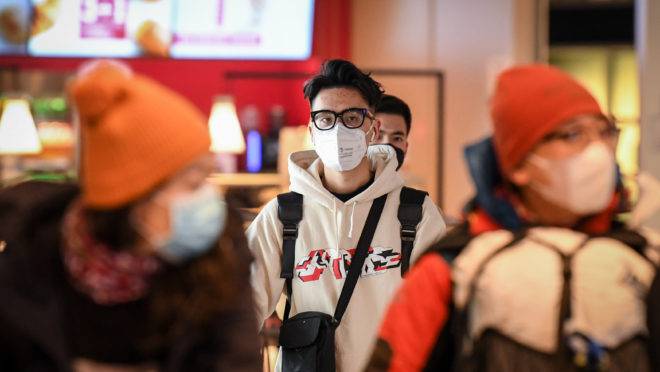 Passageiro desembarca em voo originário da China do Aeroporto Charles De Gaulle, em Paris.