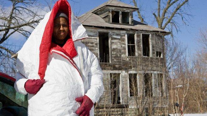 Casaco criado em Detroit se transforma em saco para dormir e mochila
