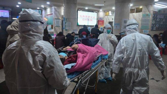 Equipe médica usa roupas de proteção contra um novo tipo de coronavírus em hospital de Wuham, China, 25 de janeiro de 2020