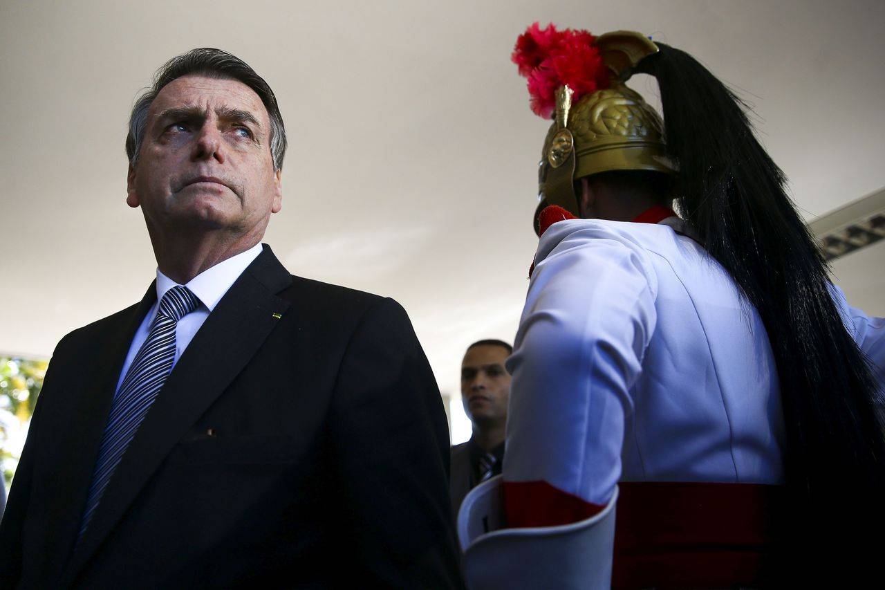 O presidente Jair Bolsonaro ao lado de um dragão da Independência: oposição pode vir de antigos aliados.