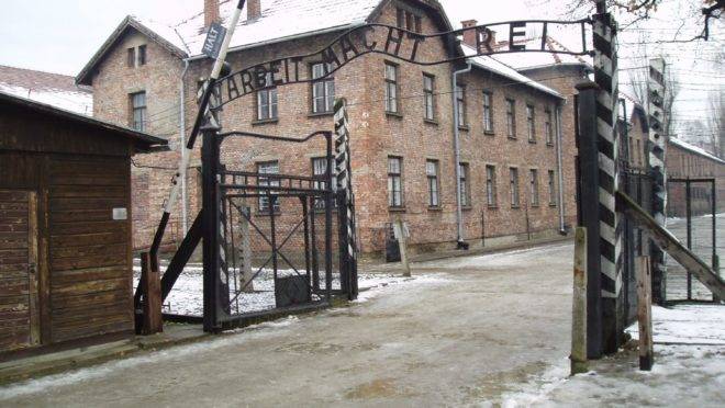 Portão principal de Auschwitz I, onde se lê a frase “Arbeit macht frei” (“O trabalho liberta”) Fonte Wikipedia