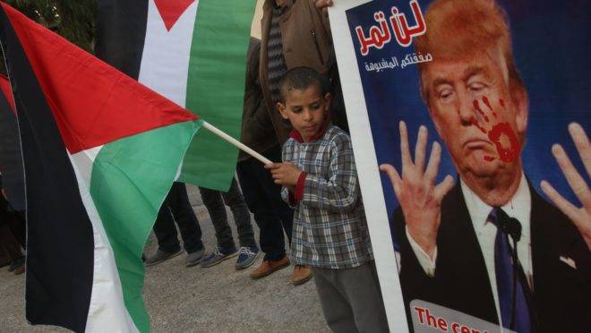Palestinos protestam contra o plano de paz de Donald Trump em um campo de refugiados no Líbano.