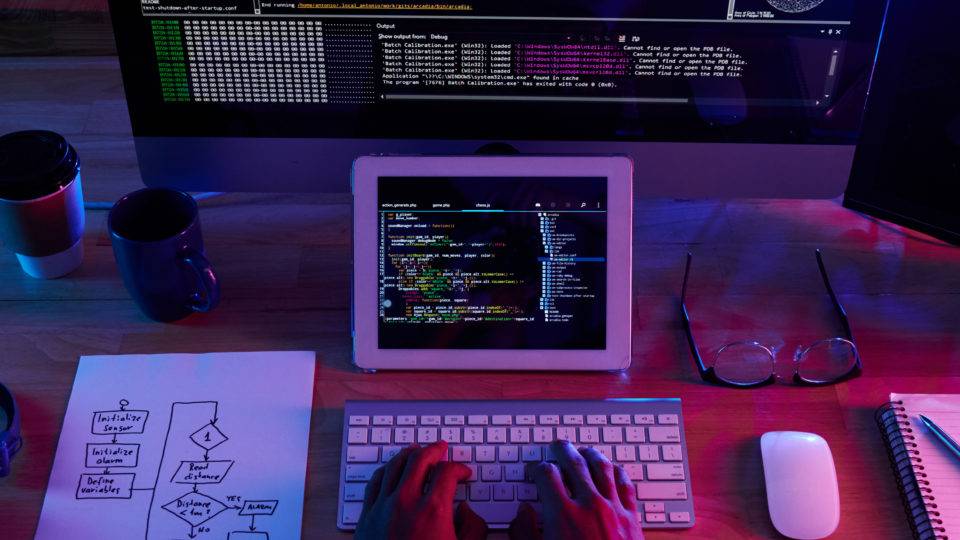 Deepfake e os perigos da manipulação Developer following scheme when programming at his workplace