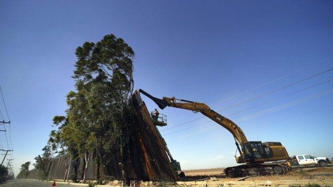 Equipe de construção trabalha em seção caída do muro na fronteira entre EUA e México em
Mexicali, no estado mexicano de Baja California, 29 de janeiro de 2020