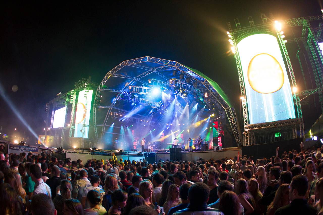 A discussão sobre o fim da meia-entrada em eventos culturais e esportivas