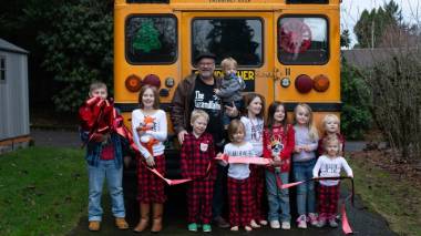 Avô compra ônibus escolar para levar seus 10 netos para a escola todos os dias Avô compra ônibus escolar para levar seus 10 netos para a escola todos os dias
