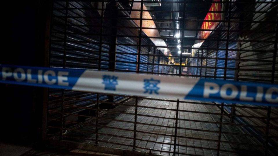Cientistas apontam: além do morcego, outro animal agiu na transmissão do coronavírus Mercado fechado na cidade de Wuhan, na província de Hubei: outro animal, além do morcego, pode ter transmitido o coronavírus.