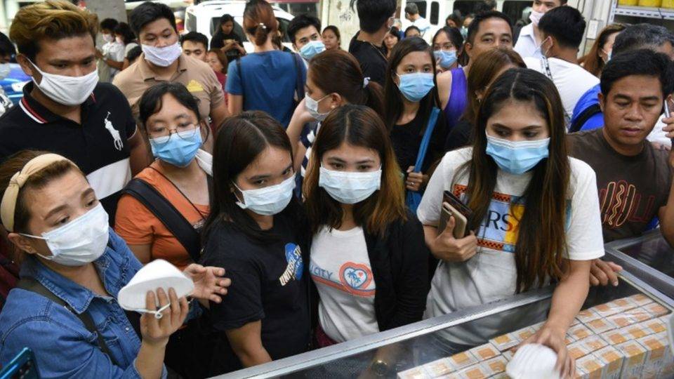 Primeira morte por coronavírus fora da China é registrada nas Filipinas Uso de máscaras se intensifica nas Filipinas com o temor de contágio por coronavírus.