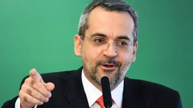 O ministro da Educação, Abraham Weintraub, será alvo de ofensiva de parlamentares após erros em notas do Enem.