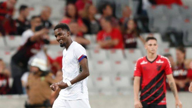 Marcelo vibra com o gol salvador na Arena da Baixada.