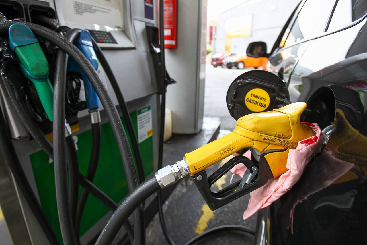 Bolsonaro quer mexer no ICMS para reduzir preço dos combustíveis