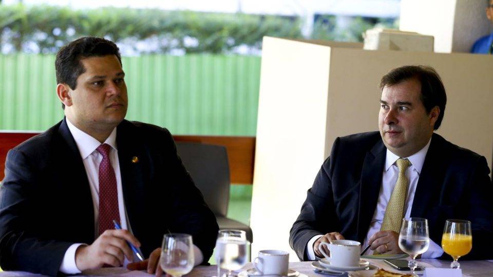 Maia e Alcolumbre foram juntos a Nova York. Em aviões diferentes. Da FAB, claro Maia e Alcolumbre