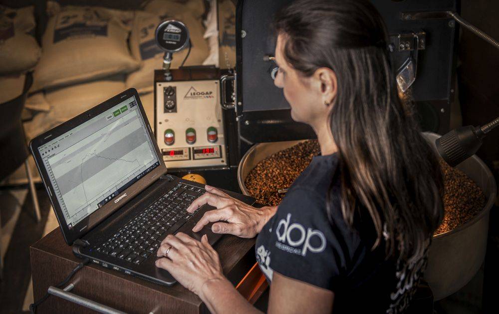 A barista curitibana tem um catálogo de dados de 6,7 mil torras de café. Foto: Letícia Akemi/Gazeta do Povo. A barista curitibana tem um catálogo de dados de 6,7 mil torras de café. Foto: Letícia Akemi/Gazeta do Povo.