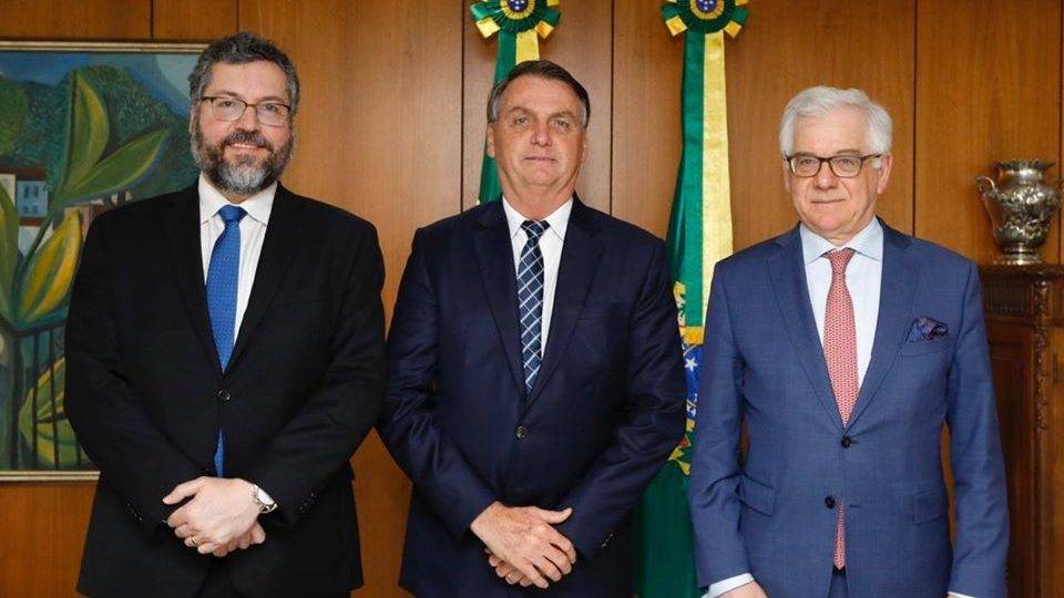 Bolsonaro confirma viagem oficial à Polônia neste ano O presidente Jair Bolsonaro ao lado do chanceler Ernesto Araújo e o ministro polonês, Jacek Czaputowicz