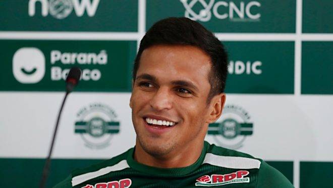 Atacante Robson participou da entrevista coletiva nessa terça-feira (4) no Coritiba.