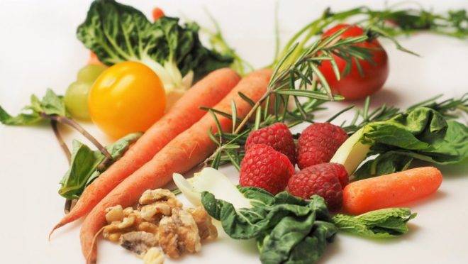 Até mesmo as cascas e folhas de frutas e vegetais podem ser utilizadas em outros preparos. Foto: Pixabay.