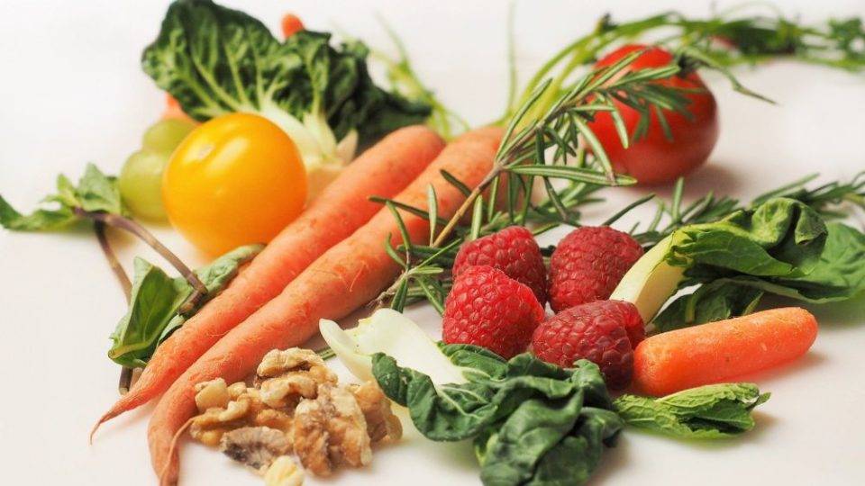 Quatro dicas práticas para evitar o desperdício de alimento em cozinhas profissionais Até mesmo as cascas e folhas de frutas e vegetais podem ser utilizadas em outros preparos. Foto: Pixabay.