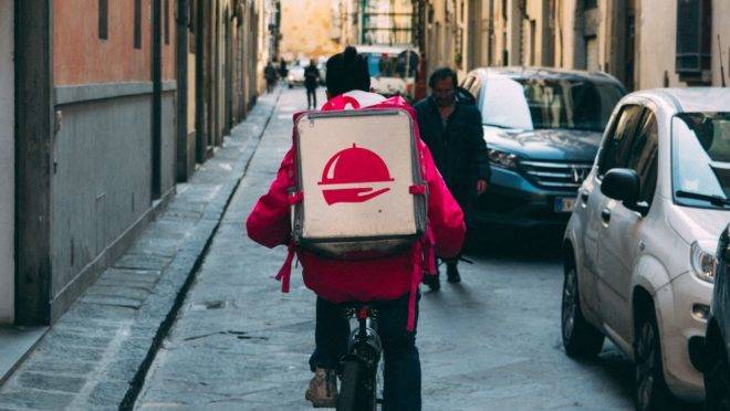O serviço de delivery cresce em média 20% ao ano, e não dá sinais de que vai diminuir tão cedo. Foto: Unsplash.